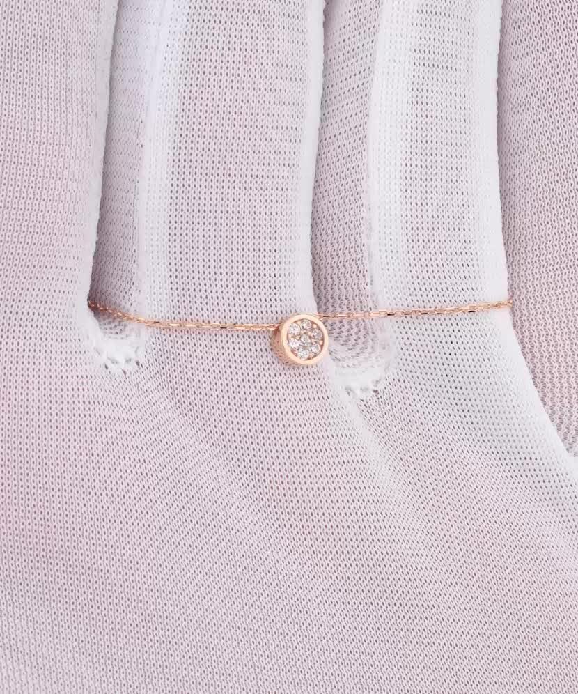 Kultainen kaulakoru zirkoniriipuksella