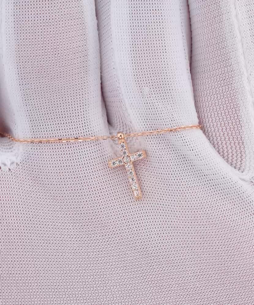 Kultainen kaulakoru zirkoniriipuksella "Ylittää"