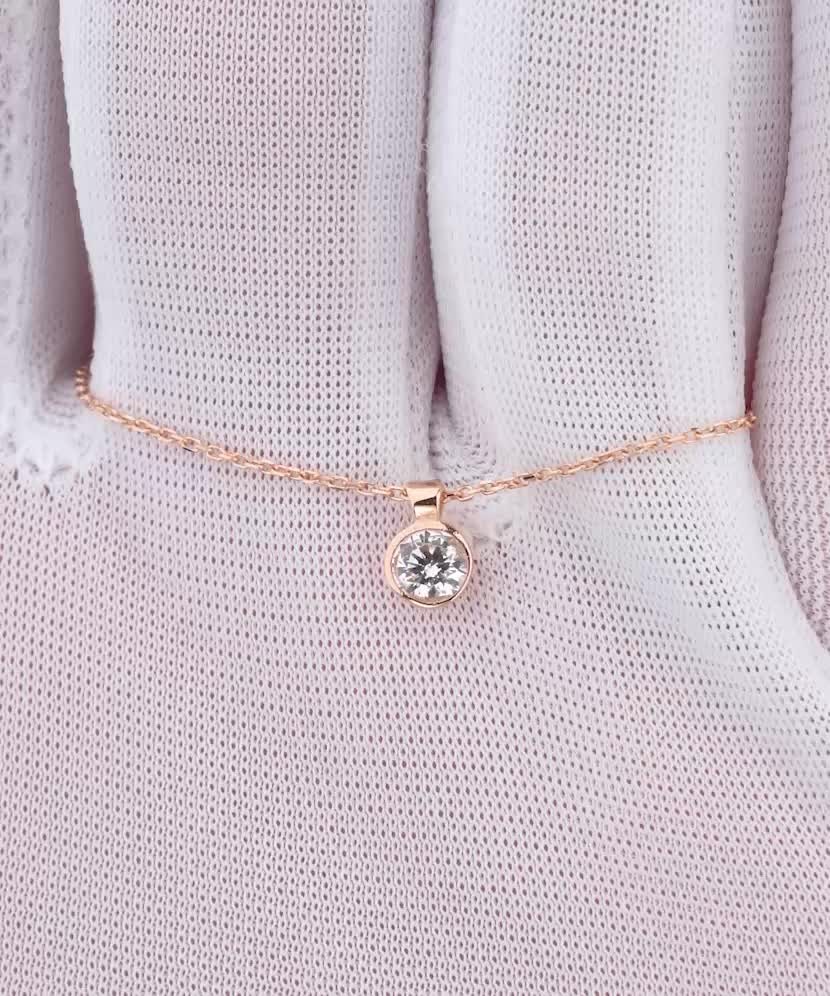 Gold chain with zirconium pendant