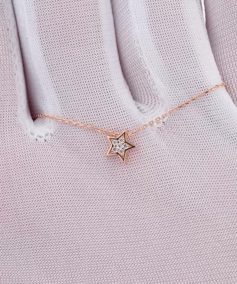 Kultainen kaulakoru zirkoniriipuksella "tähti"