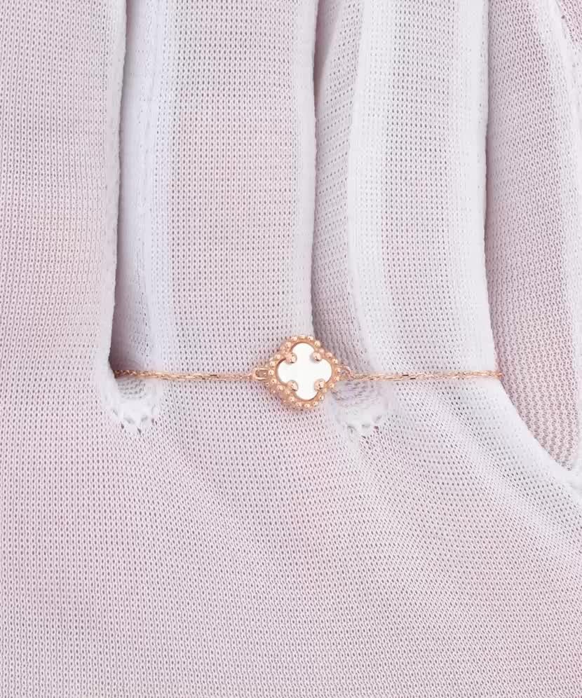 Kultainen emaliriipuksella