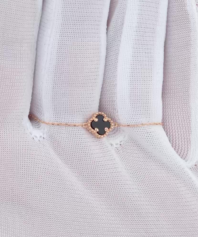 Gold chain with onyx pendant