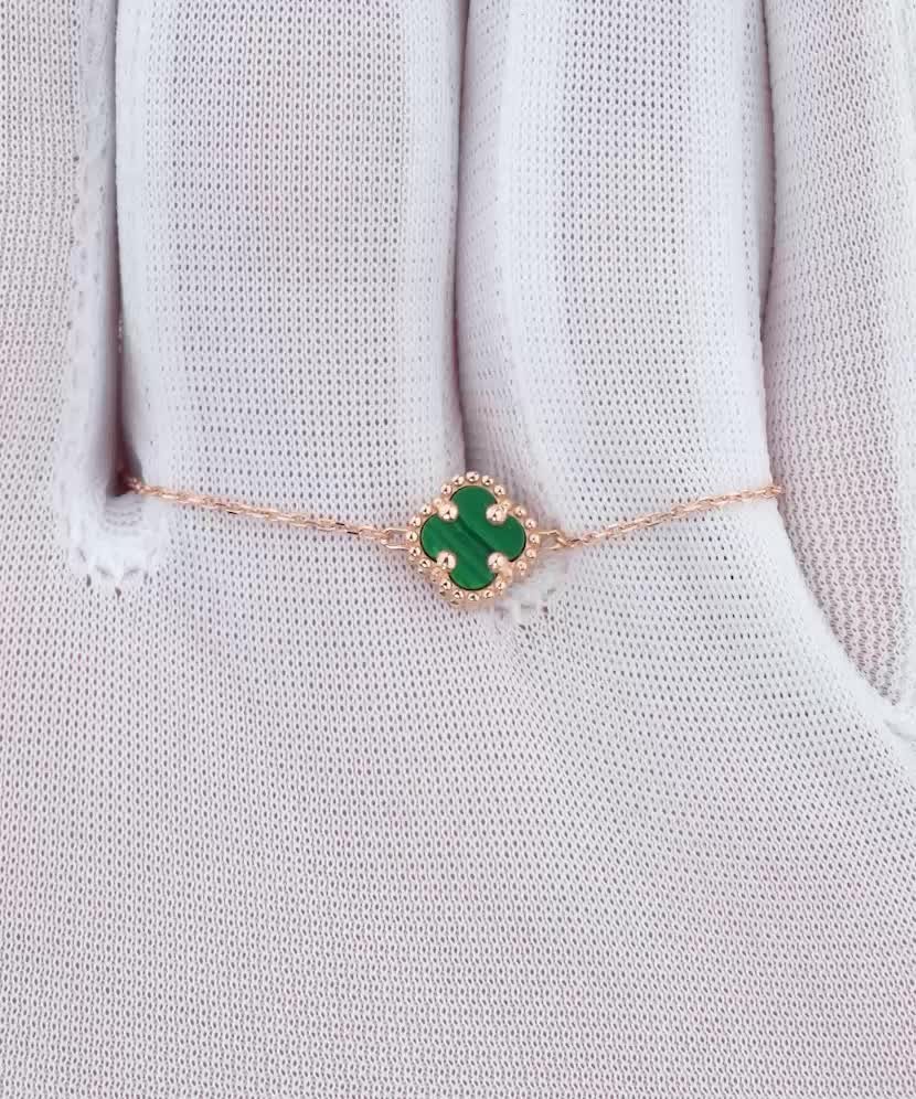 Kultainen malakiittiriipuksella