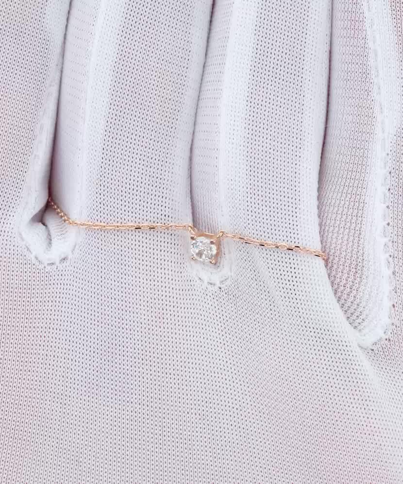 Kultainen kaulakoru zirkoniriipuksella