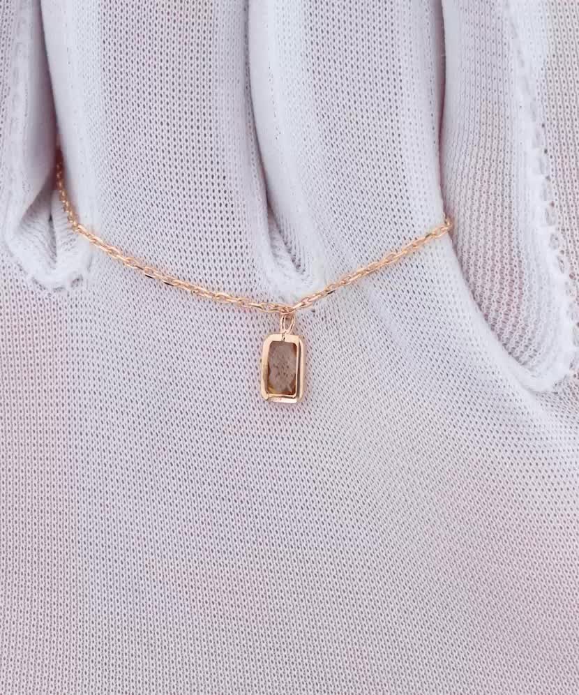 Kultainen kaulakoru zirkoniriipuksella