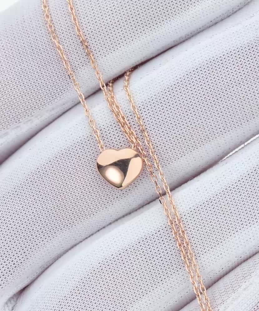 Kultainen kaulakoru riipuksella "sydän"