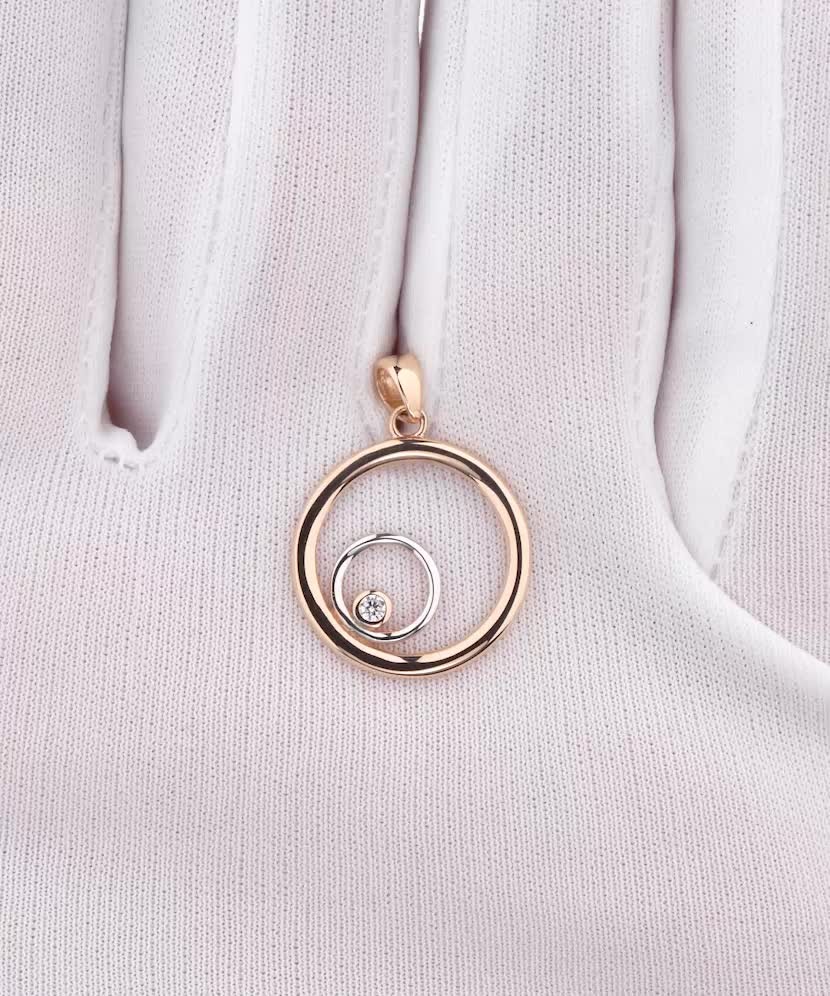 Gold pendant with zirconium