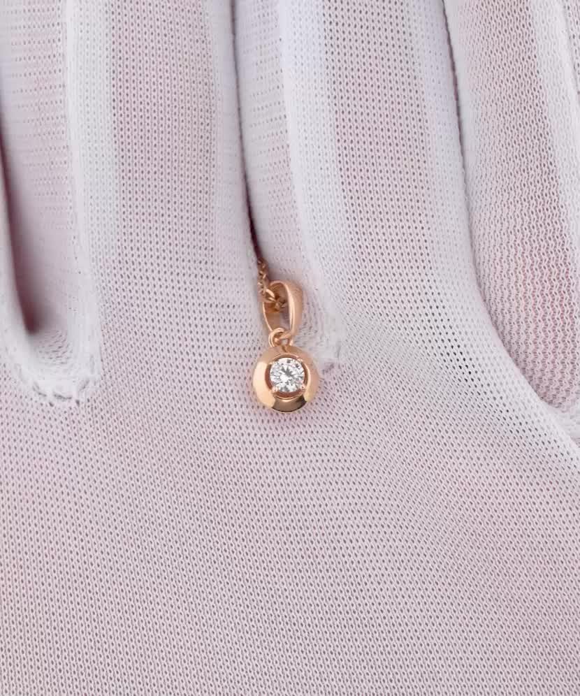 Gold pendant with zircons