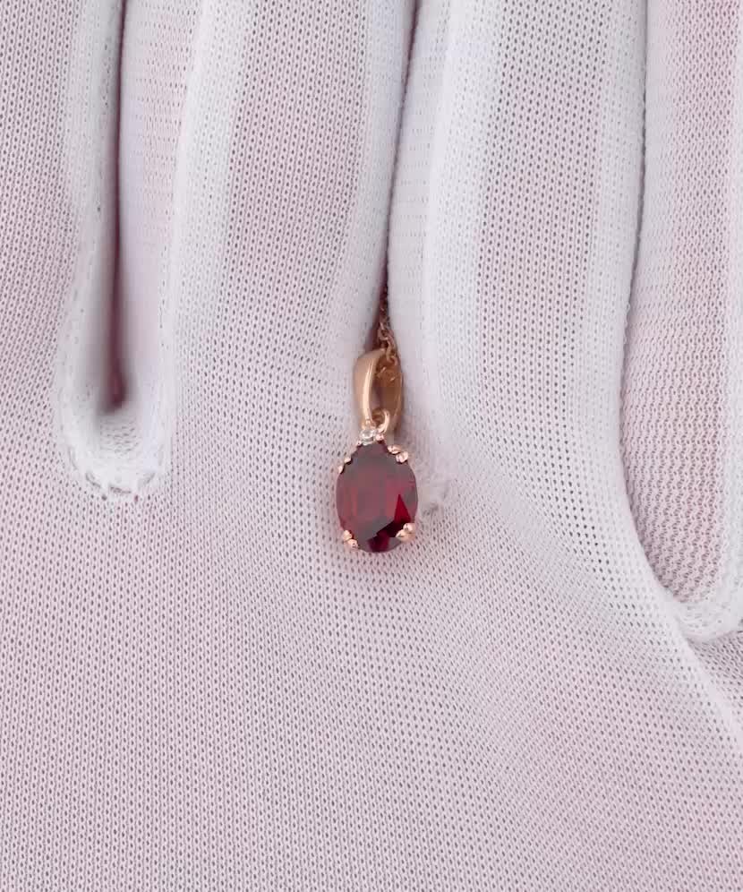 Gold pendant with zircons