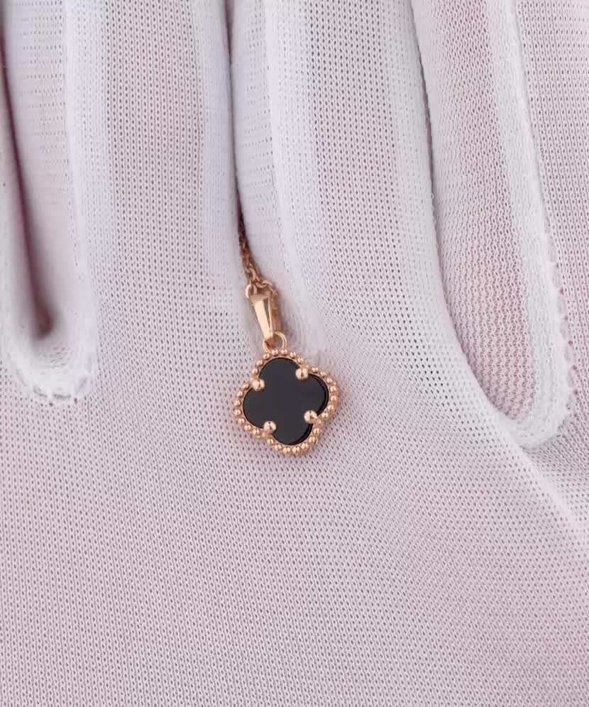 Gold pendant with onyx