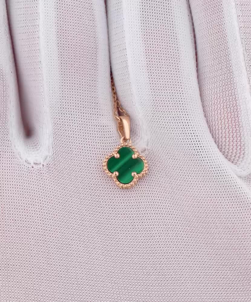 Golden pendant with malachite