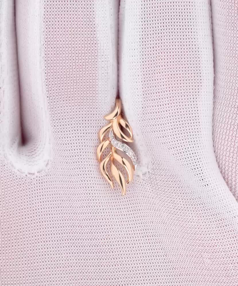 Gold pendant with diamonds