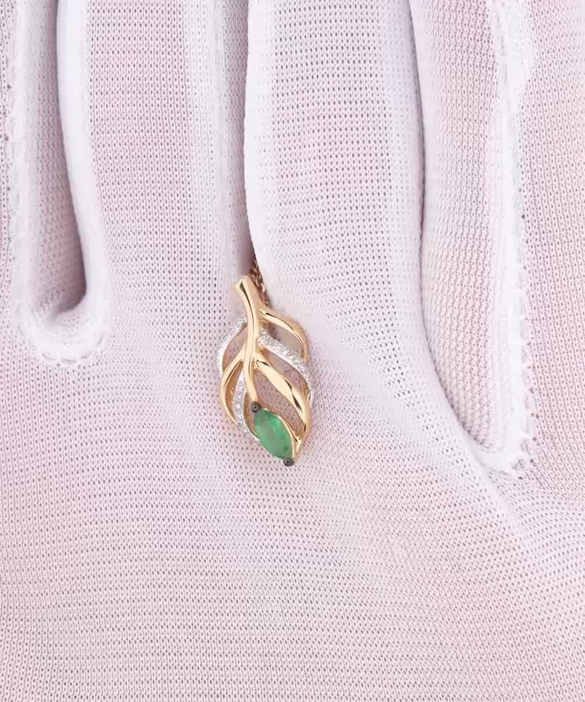 Keltakultainen riipus timanteilla ja smaragdeilla