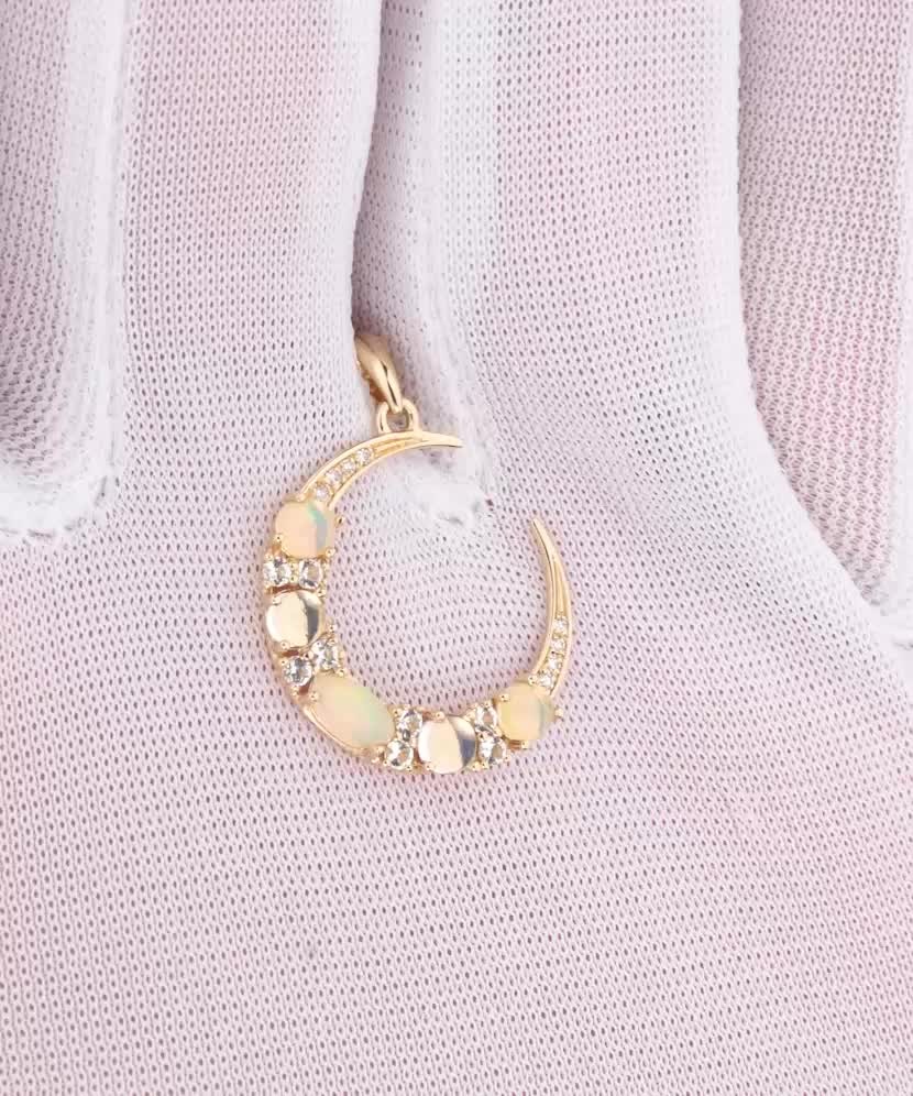 Keltakultainen riipus timanteilla, opaaleilla ja topaaseilla