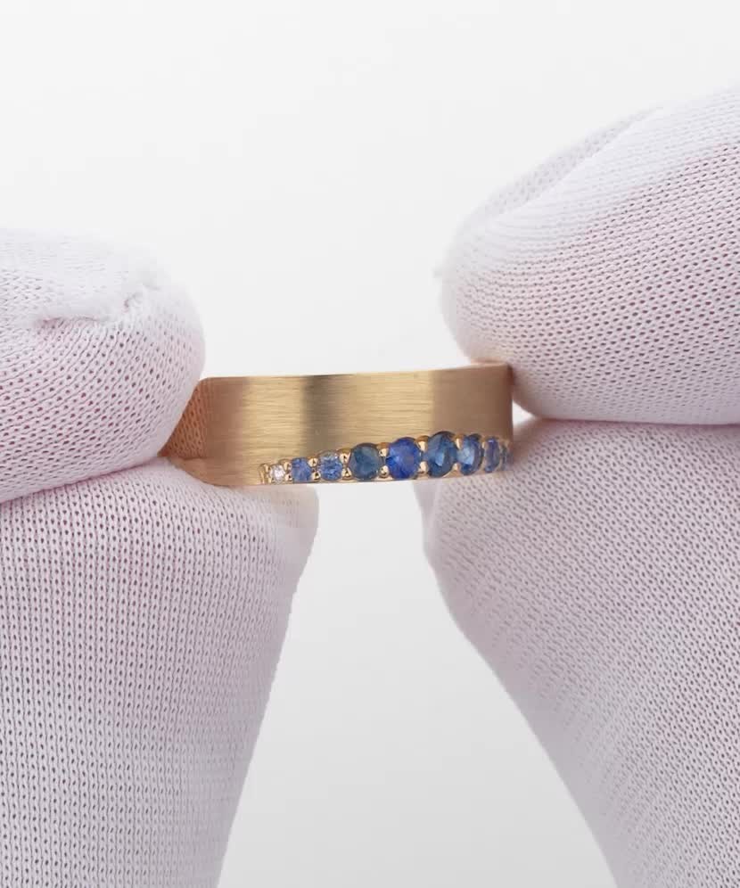 Yellow gold ring with sapphires and diamonds