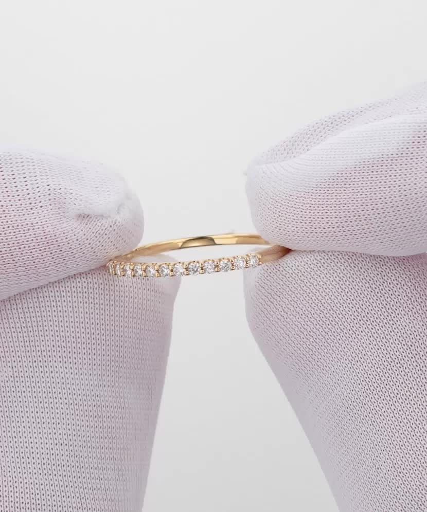 Keltainen kultasormus timanteilla