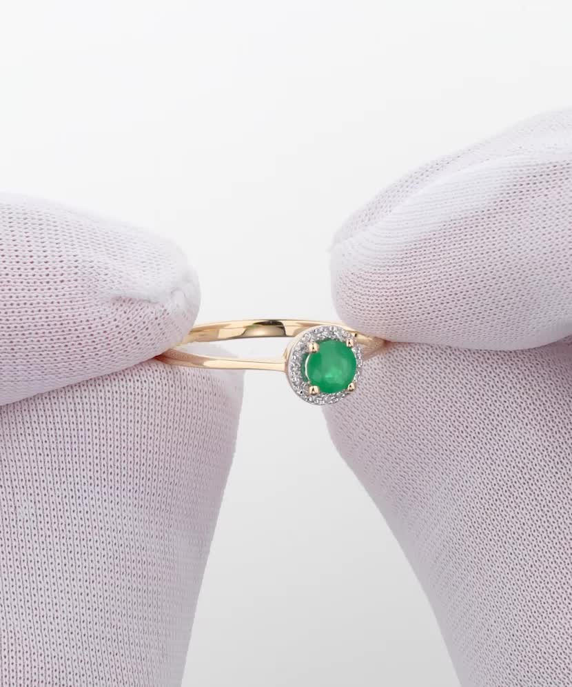 Yellow gold ring with emerald and diamonds