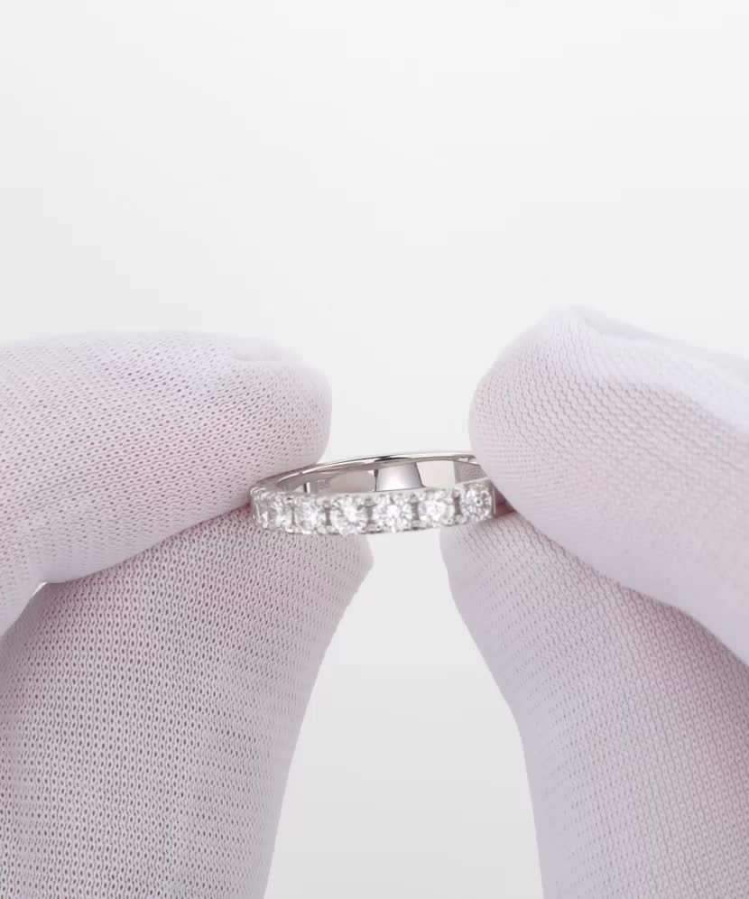 Valkokultainen sormus timanteilla