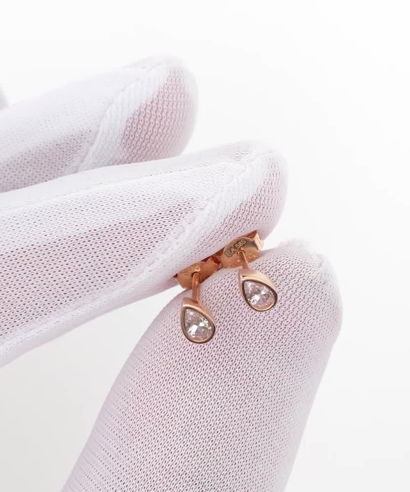 Gold earrings with zircons