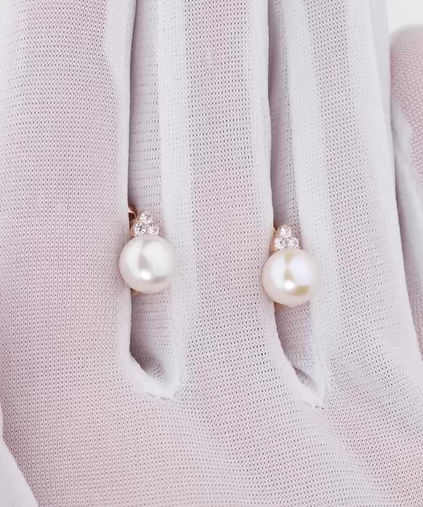 Kultaiset korvakorut helmillä ja zirkoneilla