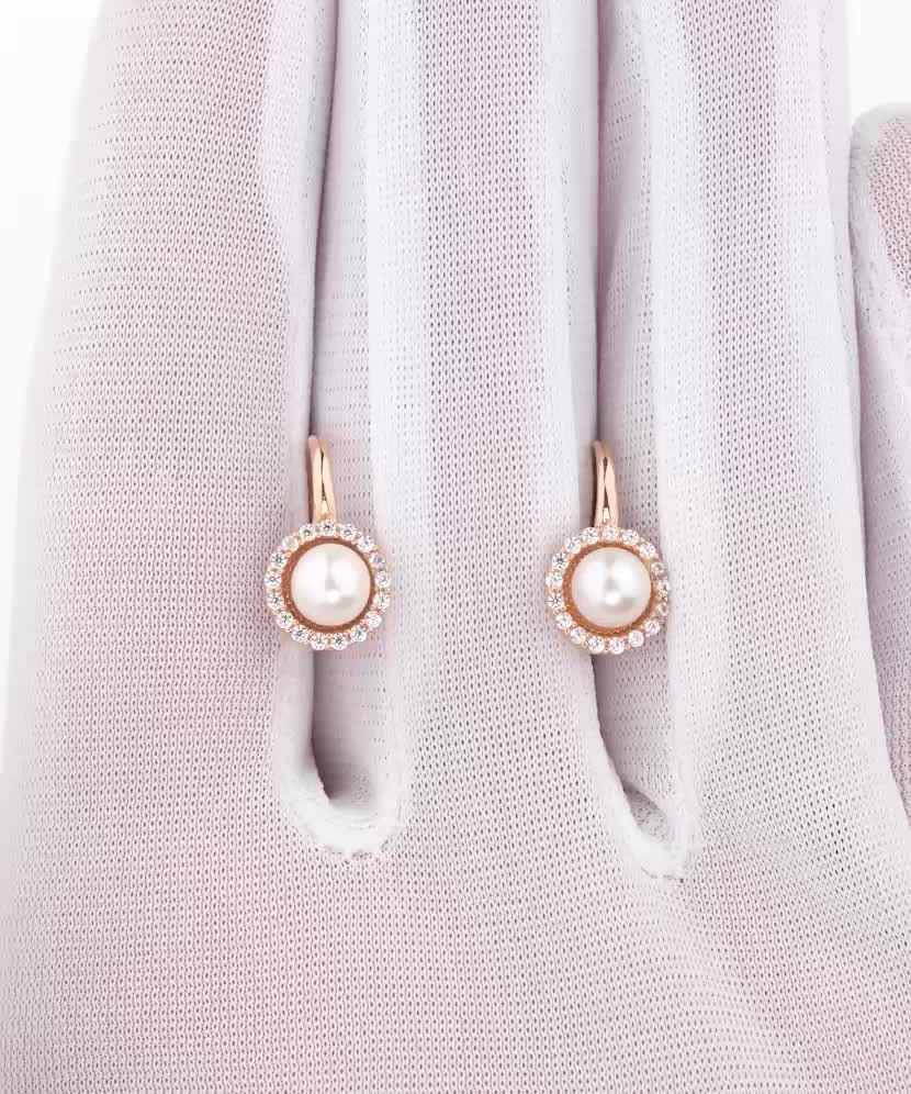 Kultaiset korvakorut helmillä ja zirkoneilla