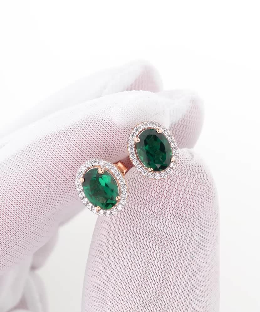 Kultaiset korvakorut zirkoneilla