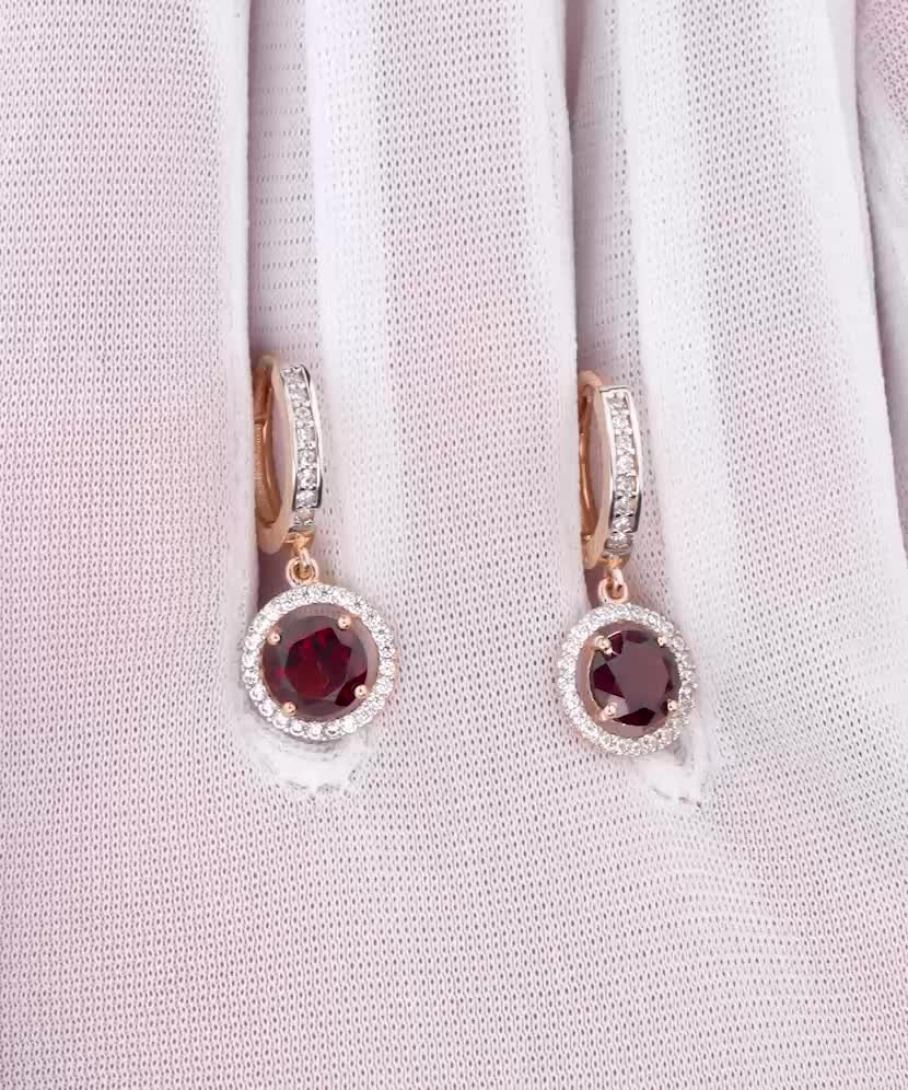 Kultaiset korvakorut granaatilla ja zirkoneilla