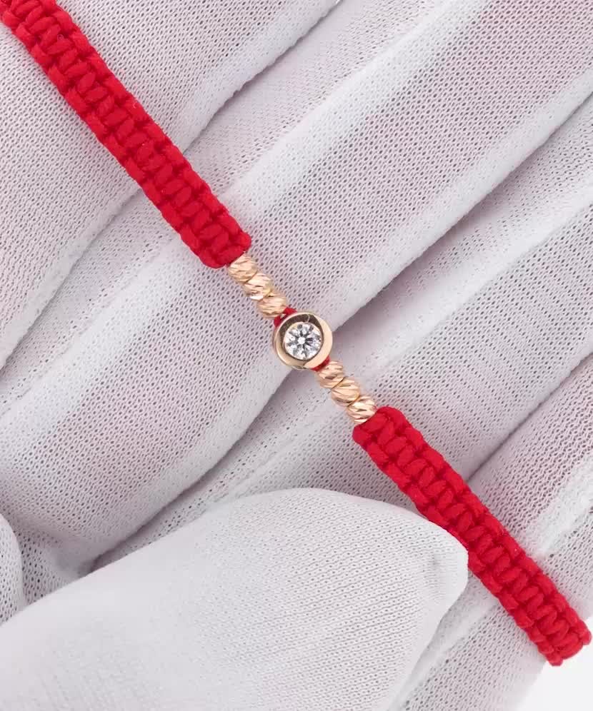 Punainen langan rannekoru kultaisella zirkoni-riipuksella