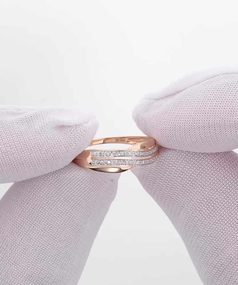 Gold ring with diamonds