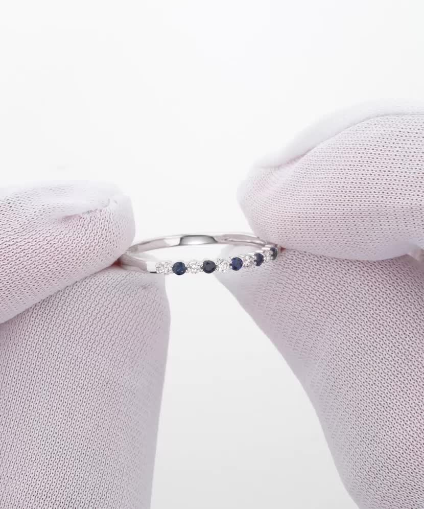 White gold ring with sapphire and diamonds