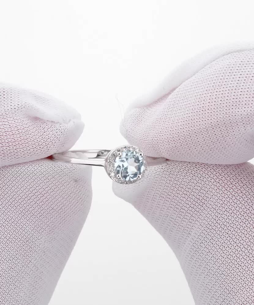 Valkokultasormus topaasilla ja timantteja