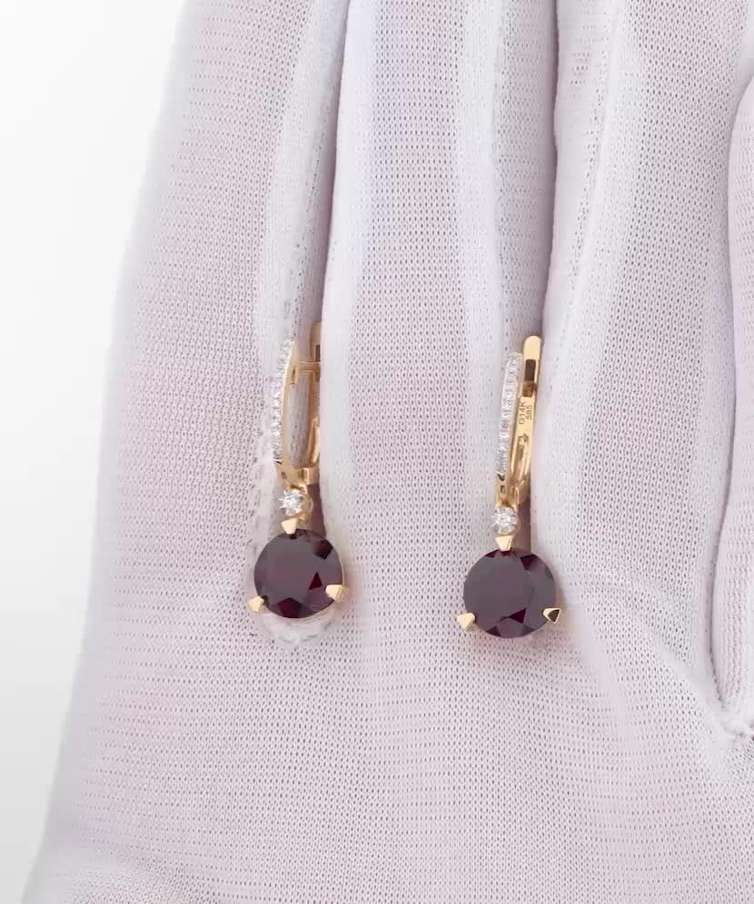 Yellow gold earrings with garnets and diamonds