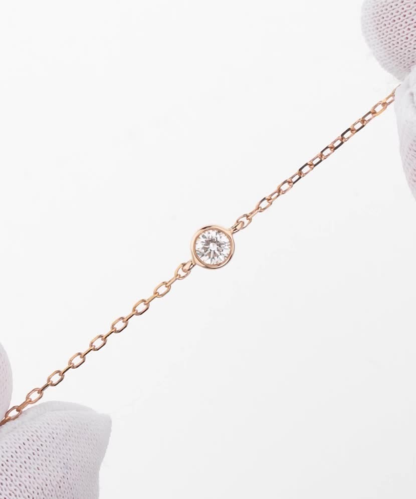 Kultainen rannekoru timanteilla