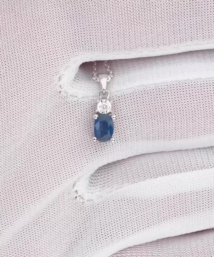 White gold pendant with sapphire and diamonds