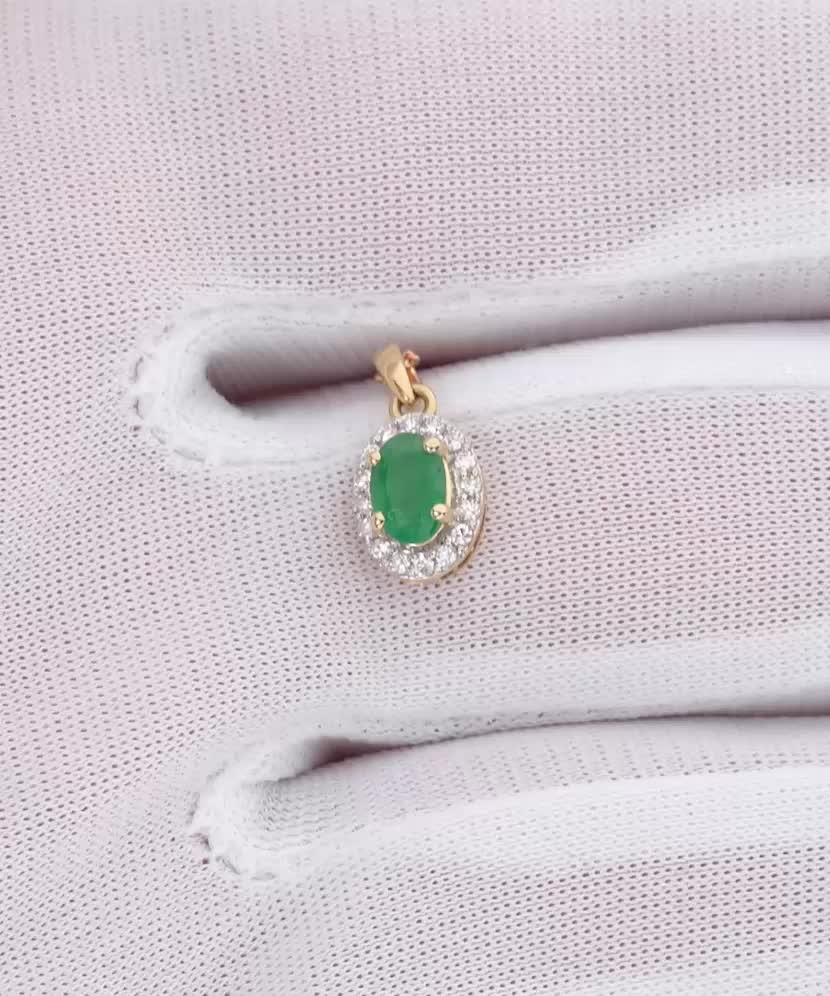 Keltakultainen riipus smaragdeilla ja timanteilla