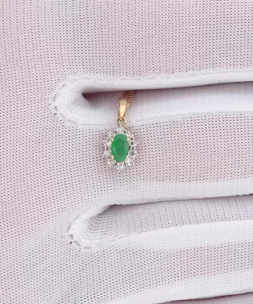 Yellow gold pendant with emerald and diamonds
