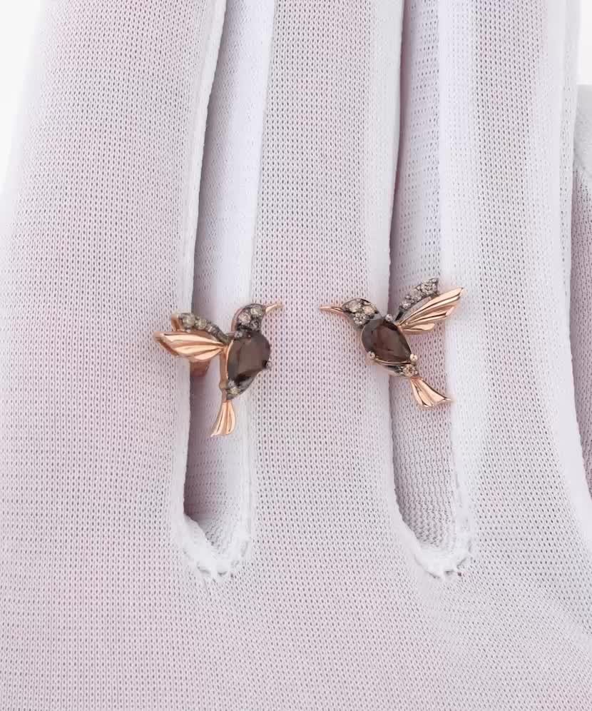 Kultaiset korvakorut savukvartsilla ja timanteilla