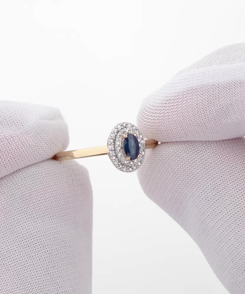 Yellow gold ring with sapphire and diamonds