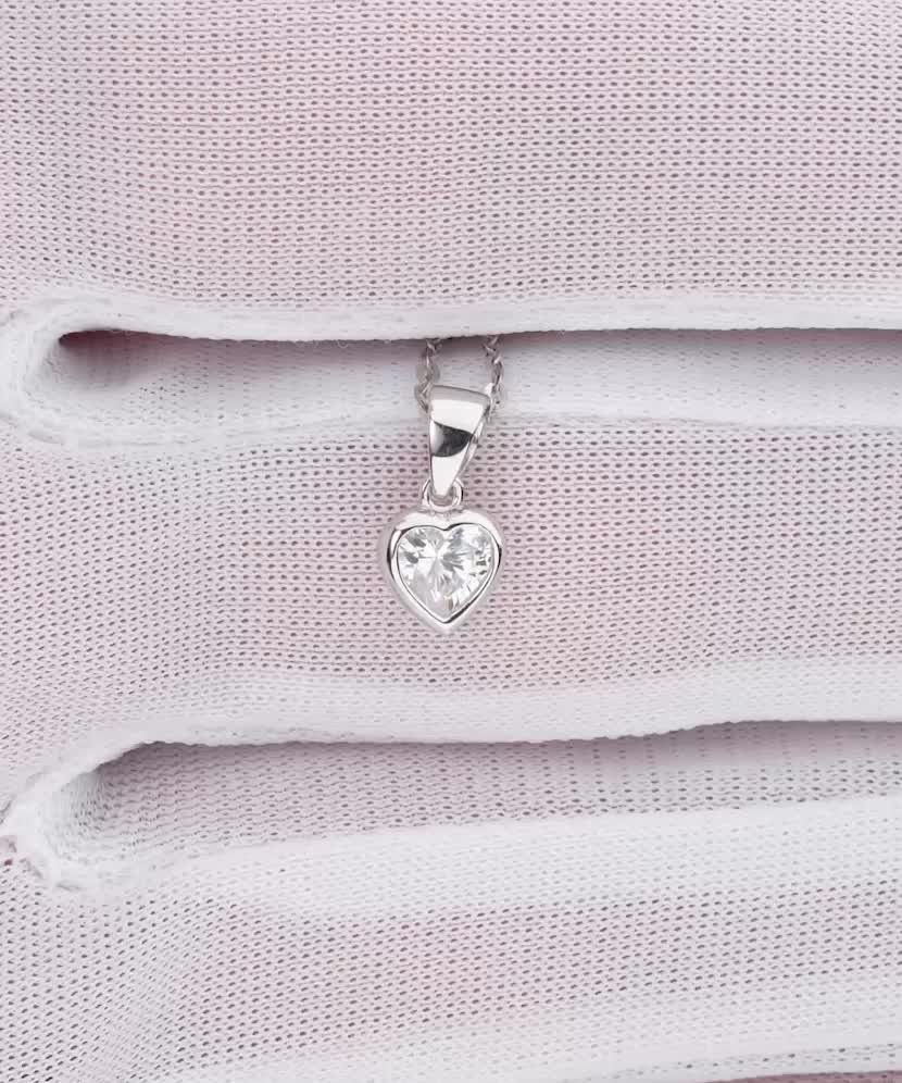 White gold pendant with zirconium "heart"