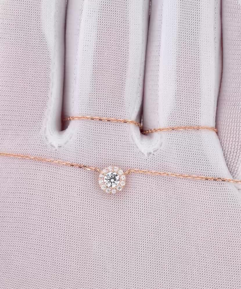 Kultainen kaulakoru zirkoniriipuksella