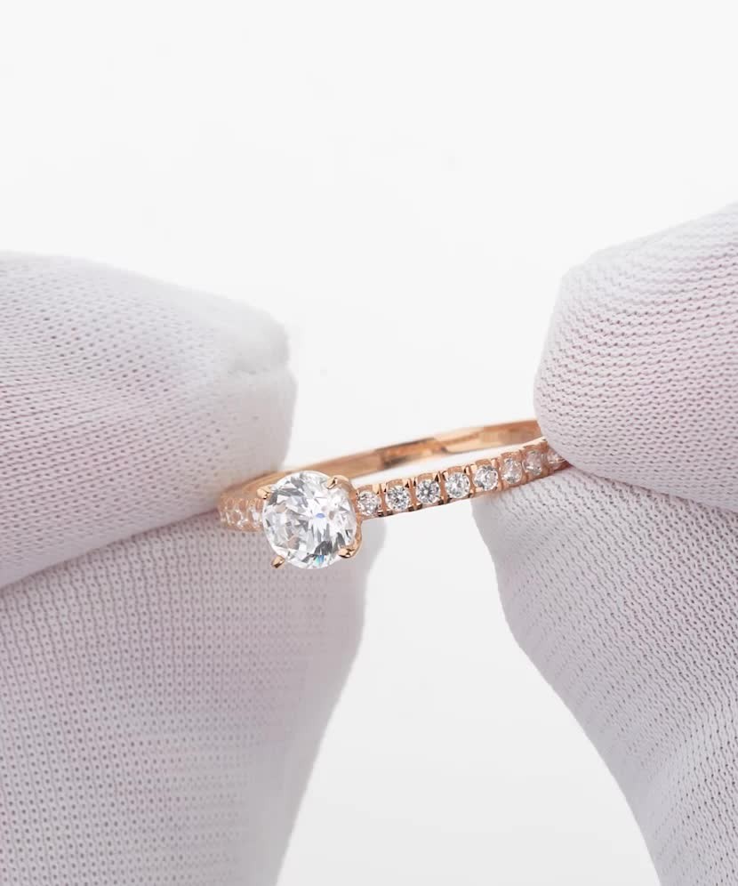 Kultasormus zirkoneilla