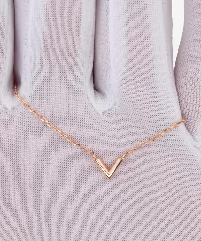 Kultainen ketju riipuksella