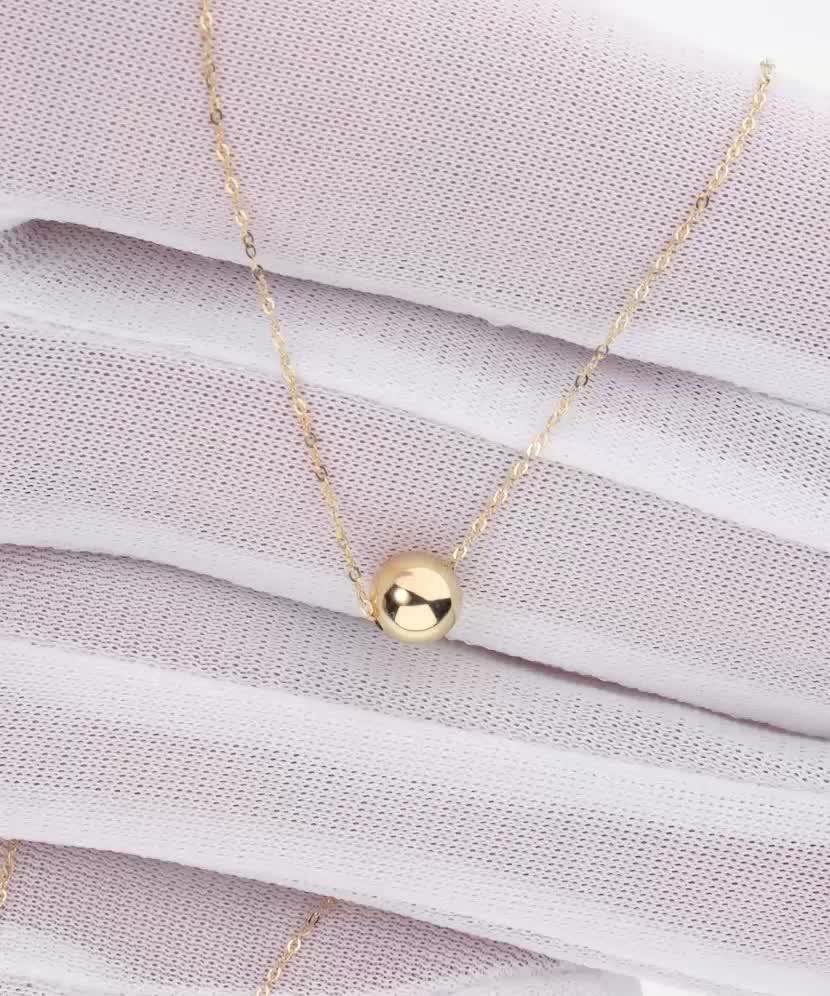 Keltakultainen ketju riipuksella