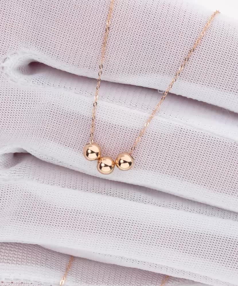 Kultainen ketju riipuksella