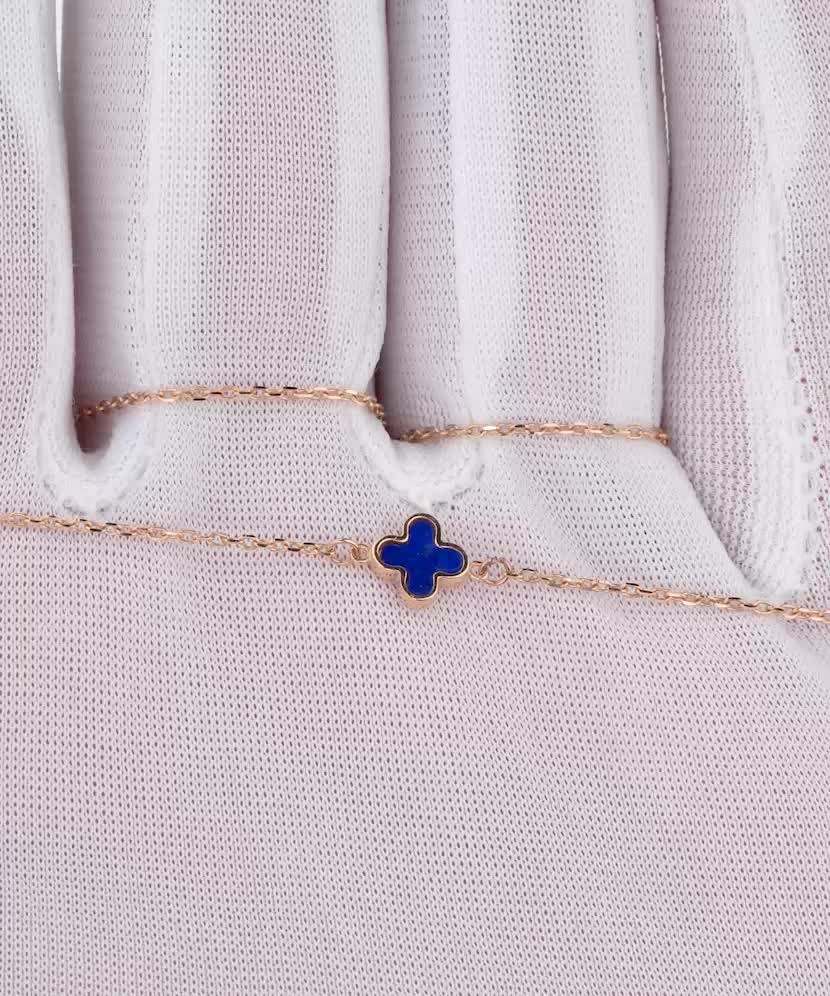 Kultainen ketju riipuksella