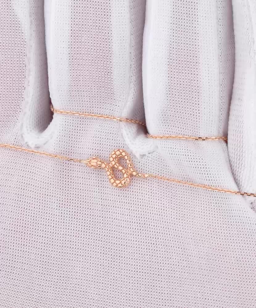 Kultainen ketju riipuksella