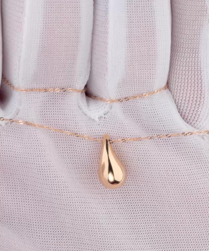 Kultainen ketju riipuksella