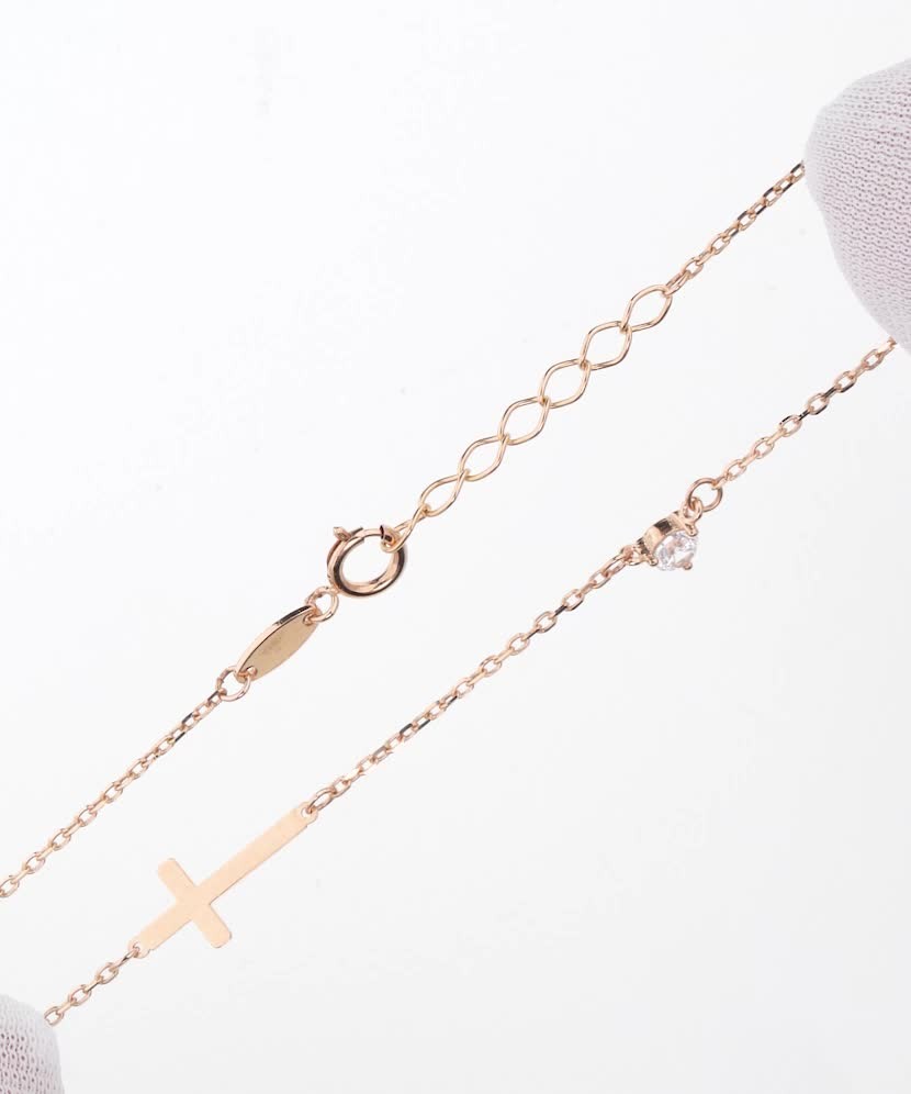 Kultainen rannekoru zirkonailla