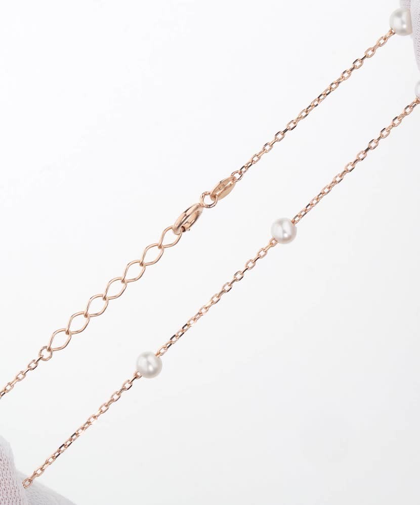 Kultainen rannekoru helmillä