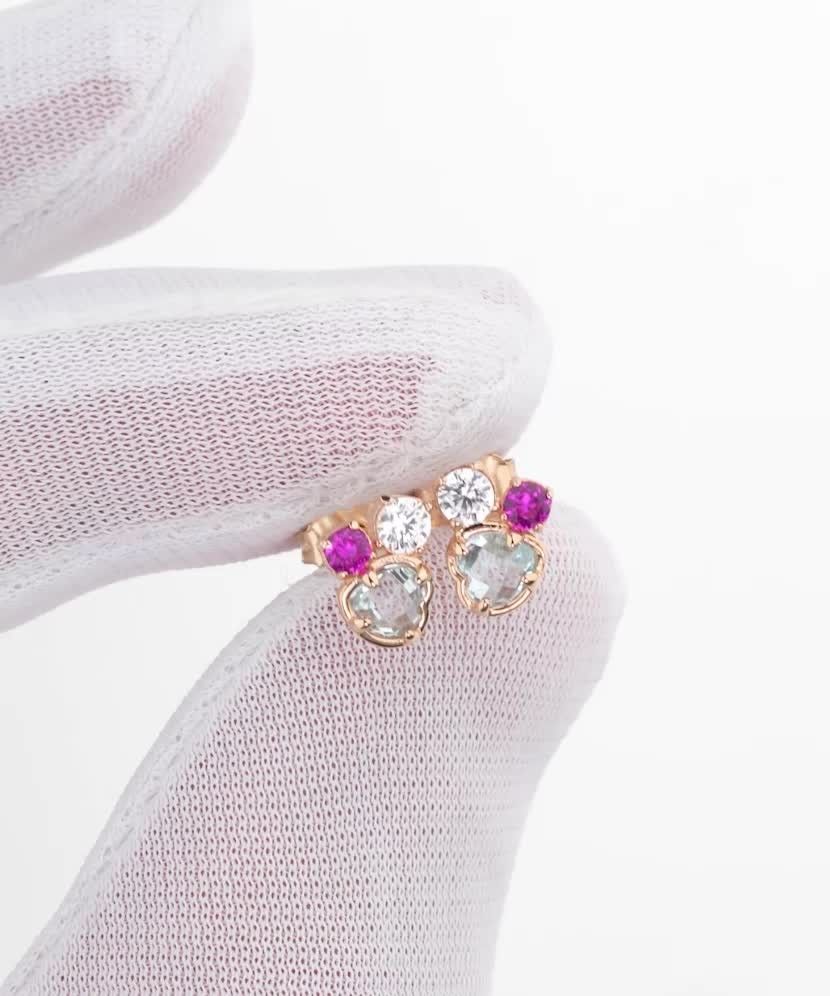 Kultaiset korvakorut zirkoneilla